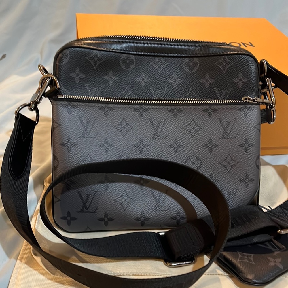 Louis vuittion messenger crossbody
